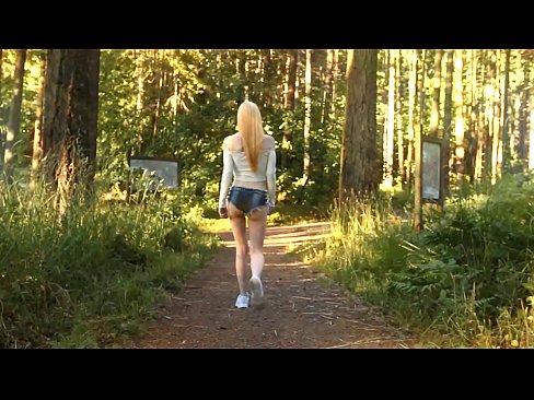 ❤️ Schöne Frau bewegt sich langsam, nicht nackt Video ❤️❌ Super porn bei uns de.hentaibar-com.ru ❤